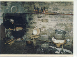 Bucchi De Giuli Assunta nella latteria di Salecchio Superiore impegnata nella lavorazione del latte per produrre il formaggio (1968)